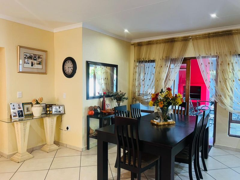 Spacious Family Home with Pool, Entertainment Patio & Double Garage - Photo 10