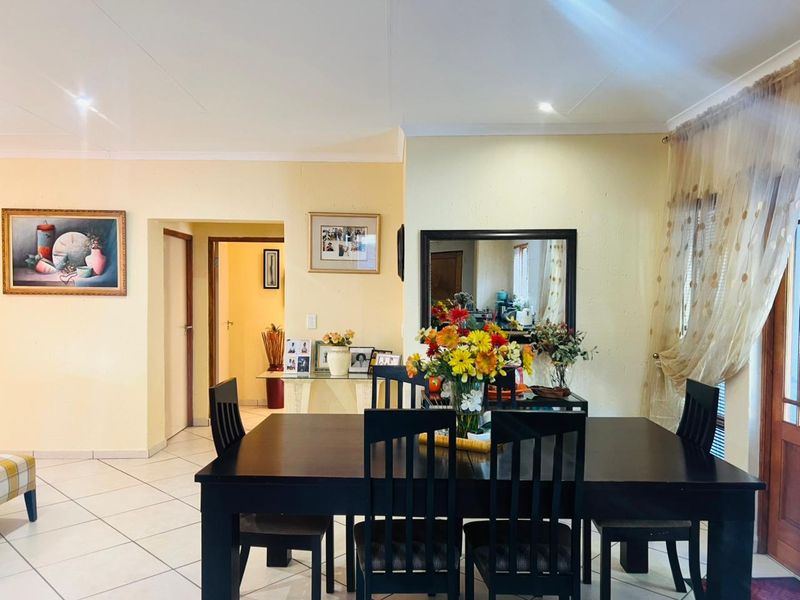Spacious Family Home with Pool, Entertainment Patio & Double Garage - Photo 9
