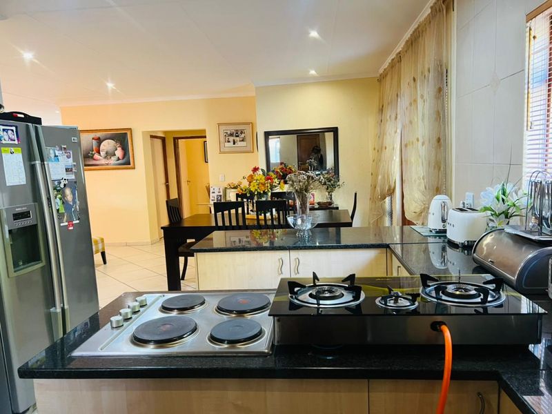 Spacious Family Home with Pool, Entertainment Patio & Double Garage - Photo 8