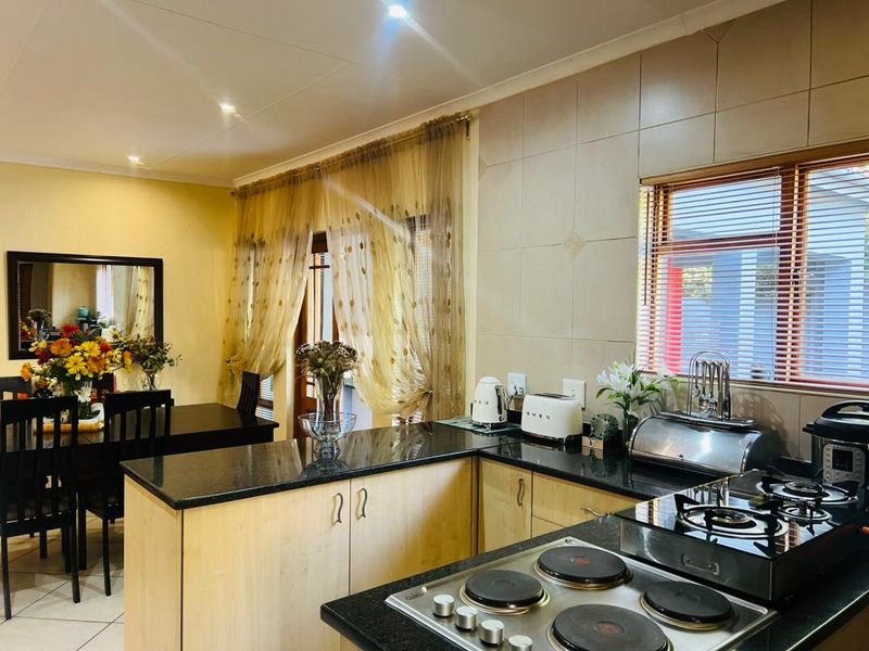 Spacious Family Home with Pool, Entertainment Patio & Double Garage - Photo 7