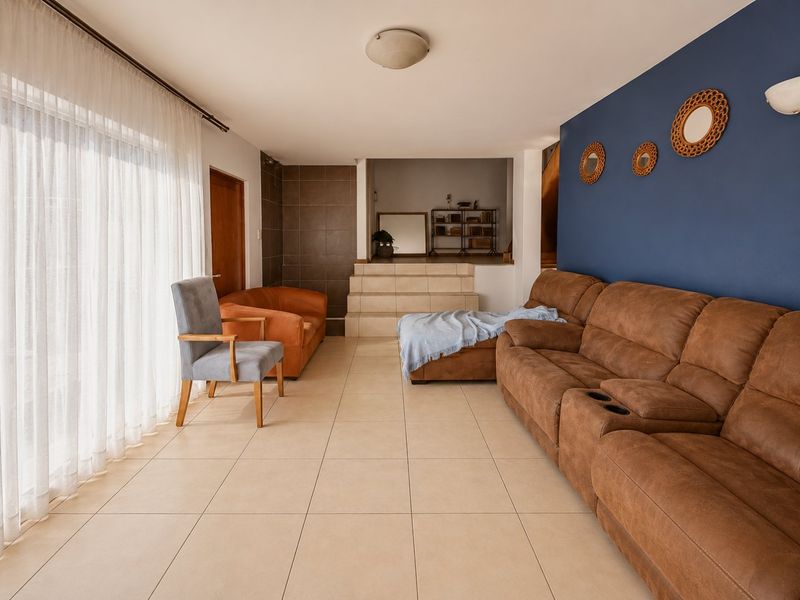 Family home with balcony and braai oasis and lots of potential to split in 2 homes! - Photo 5