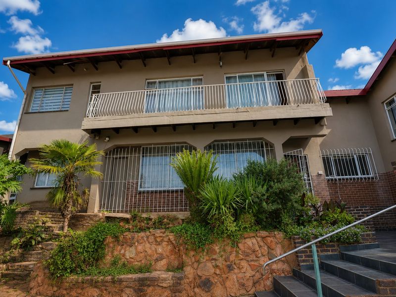 Family home with balcony and braai oasis and lots of potential to split in 2 homes! - Photo 1