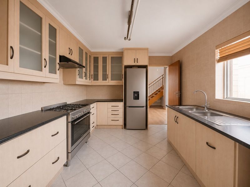 Family home with balcony and braai oasis and lots of potential to split in 2 homes! - Photo 3