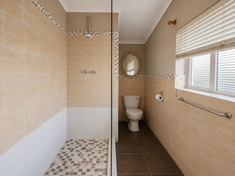 Family home with balcony and braai oasis and lots of potential to split in 2 homes! - Photo 10
