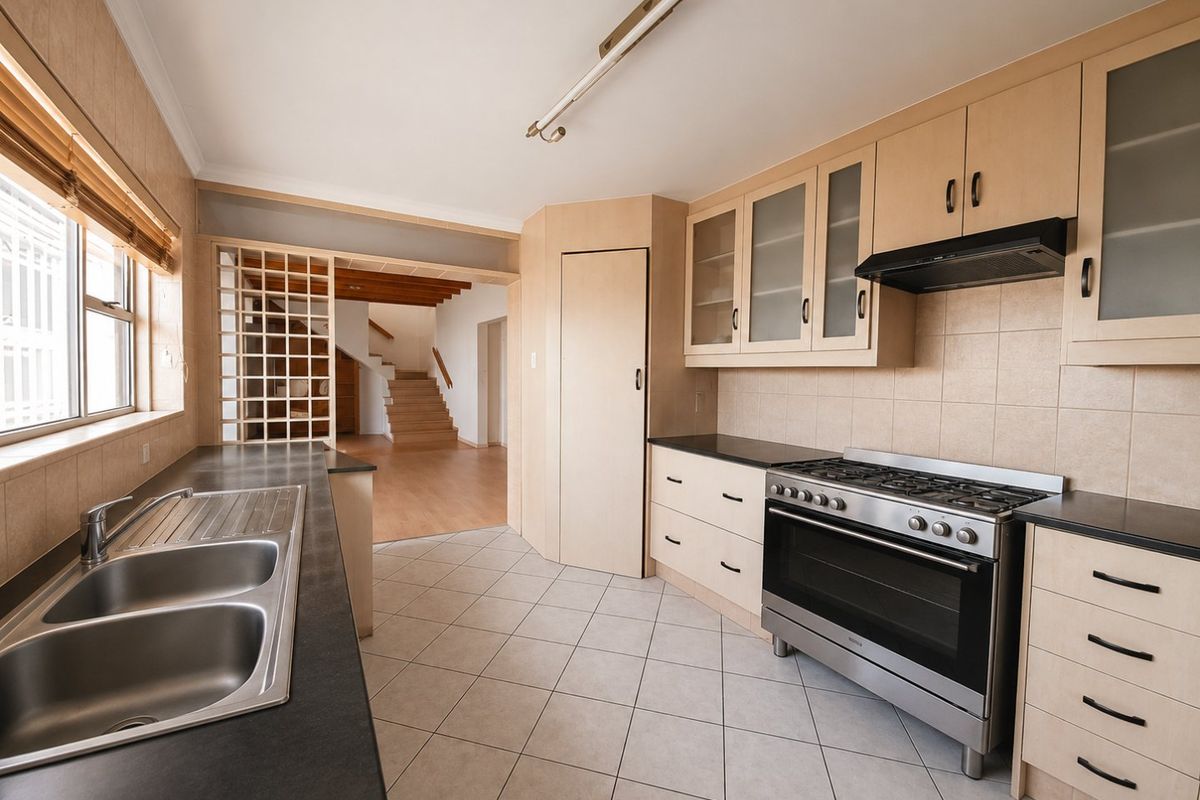Family home with balcony and braai oasis and lots of potential to split in 2 homes! - Photo 4