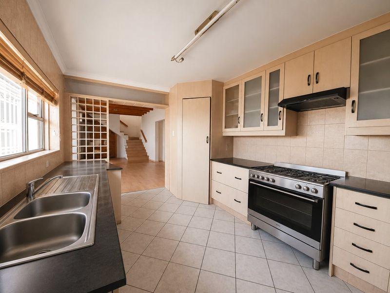 Family home with balcony and braai oasis and lots of potential to split in 2 homes! - Photo 4