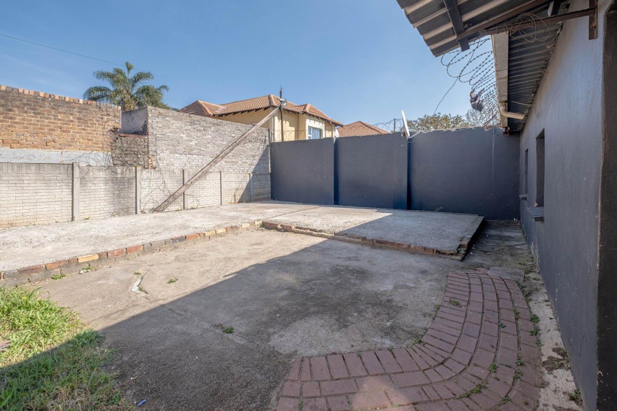 INVESTMENT GEM WITH 2 COTTAGES – SPACE, VALUE & POTENTIAL! - Photo 2