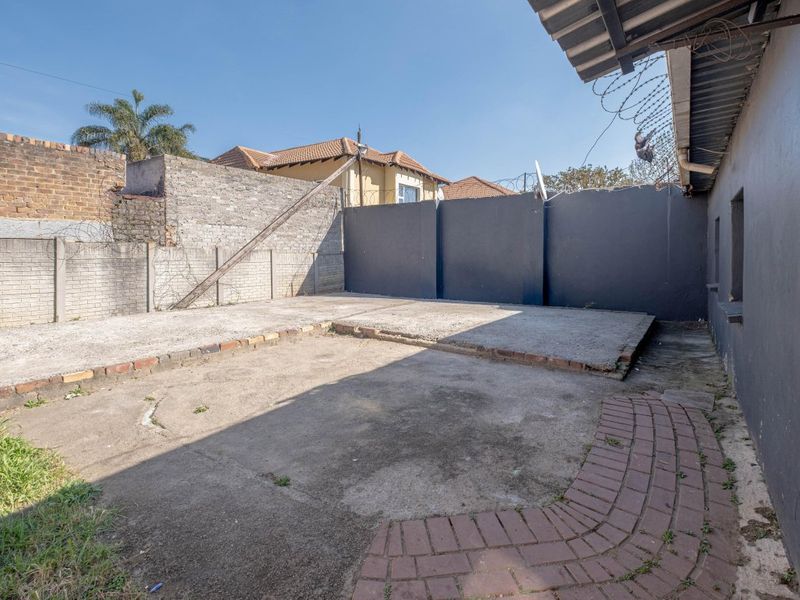 INVESTMENT GEM WITH 2 COTTAGES – SPACE, VALUE & POTENTIAL! - Photo 2