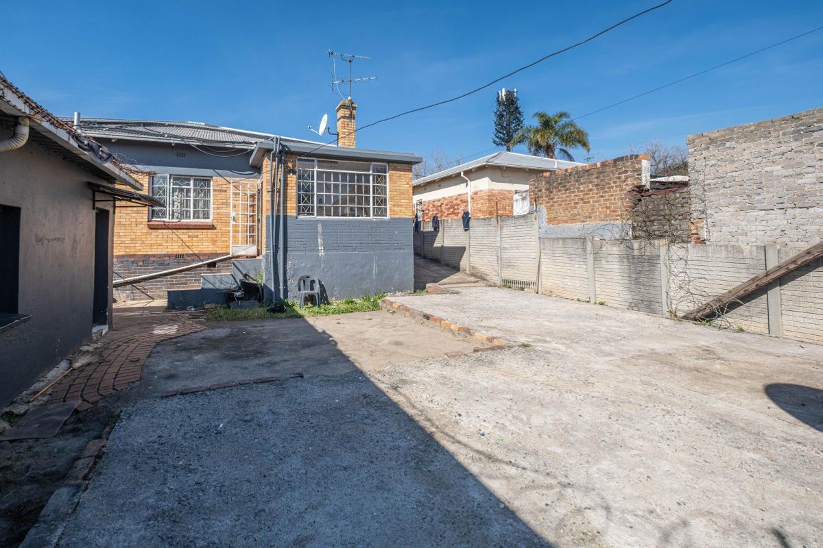 INVESTMENT GEM WITH 2 COTTAGES – SPACE, VALUE & POTENTIAL! - Photo 3