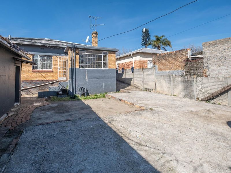 INVESTMENT GEM WITH 2 COTTAGES – SPACE, VALUE & POTENTIAL! - Photo 3