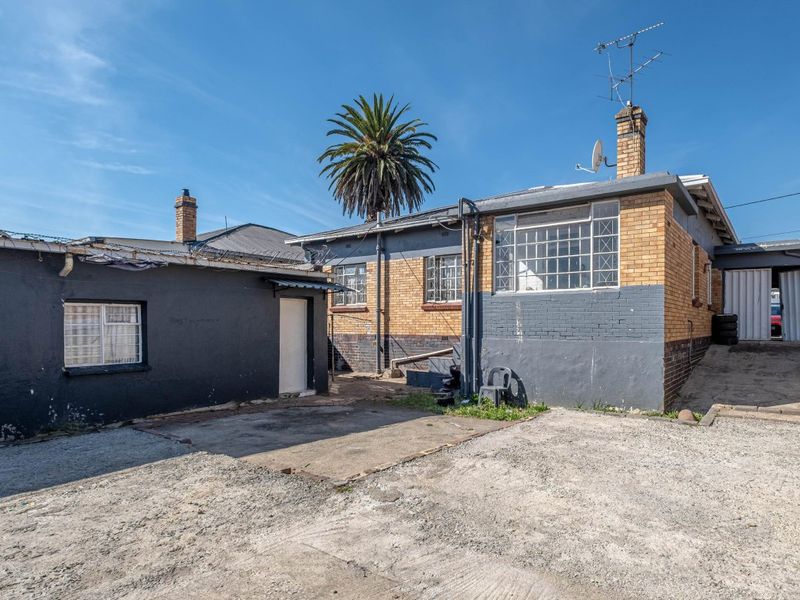 INVESTMENT GEM WITH 2 COTTAGES – SPACE, VALUE & POTENTIAL! - Photo 1