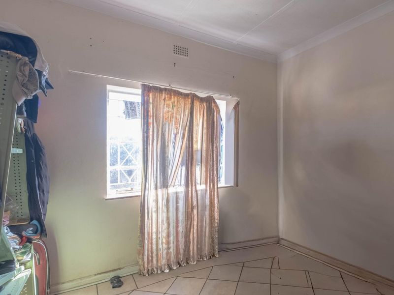 INVESTMENT GEM WITH 2 COTTAGES – SPACE, VALUE & POTENTIAL! - Photo 7