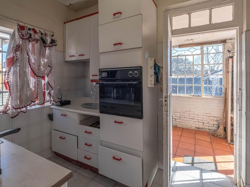 INVESTMENT GEM WITH 2 COTTAGES – SPACE, VALUE & POTENTIAL! - Photo 8