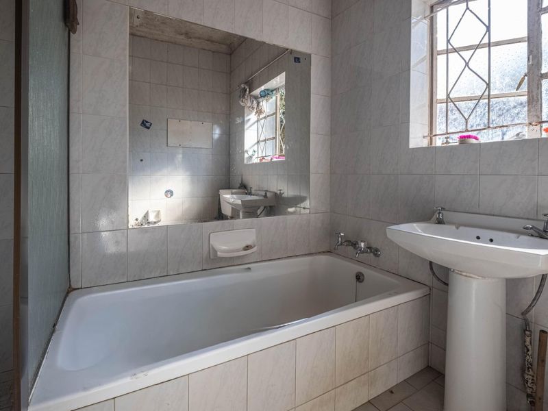 INVESTMENT GEM WITH 2 COTTAGES – SPACE, VALUE & POTENTIAL! - Photo 6