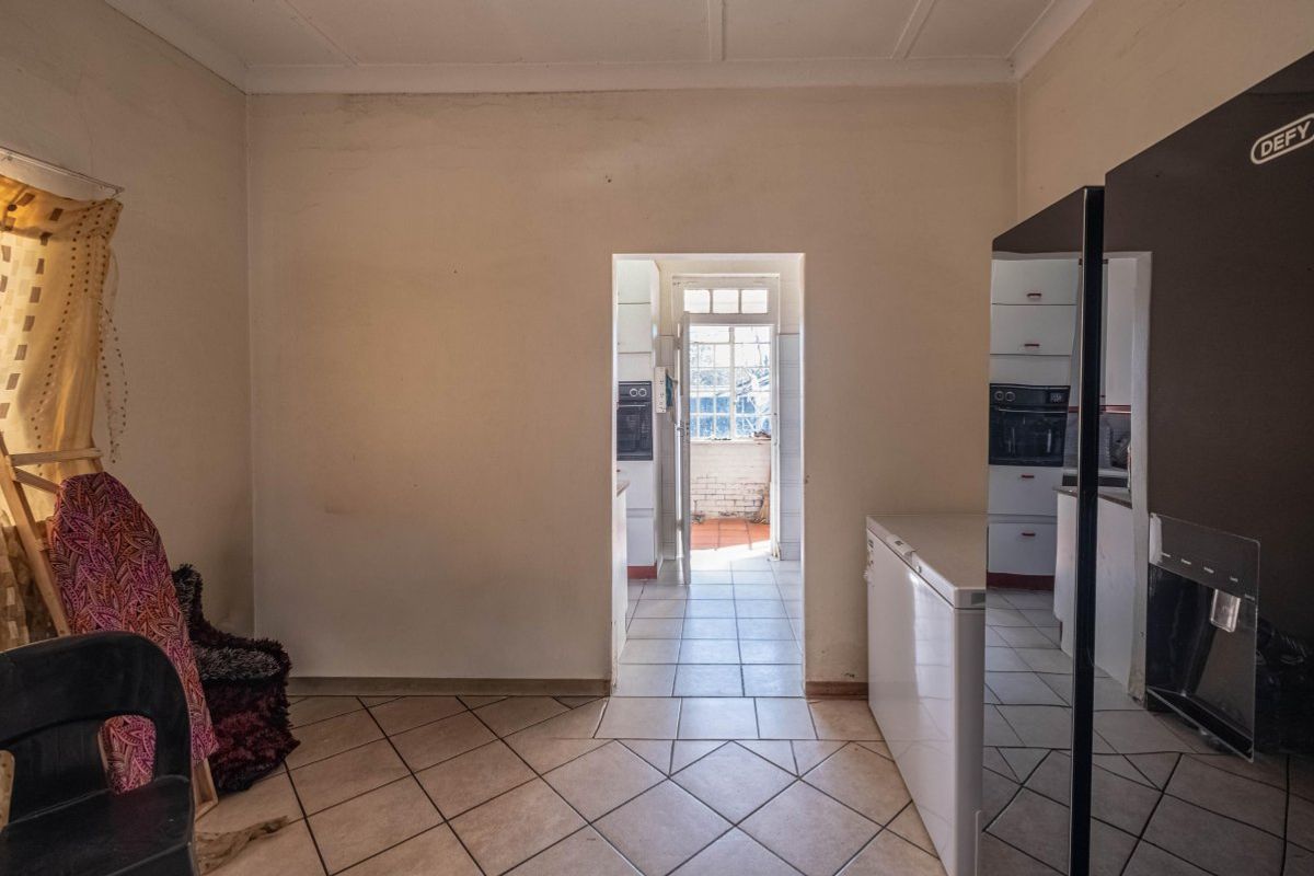 INVESTMENT GEM WITH 2 COTTAGES – SPACE, VALUE & POTENTIAL! - Photo 5