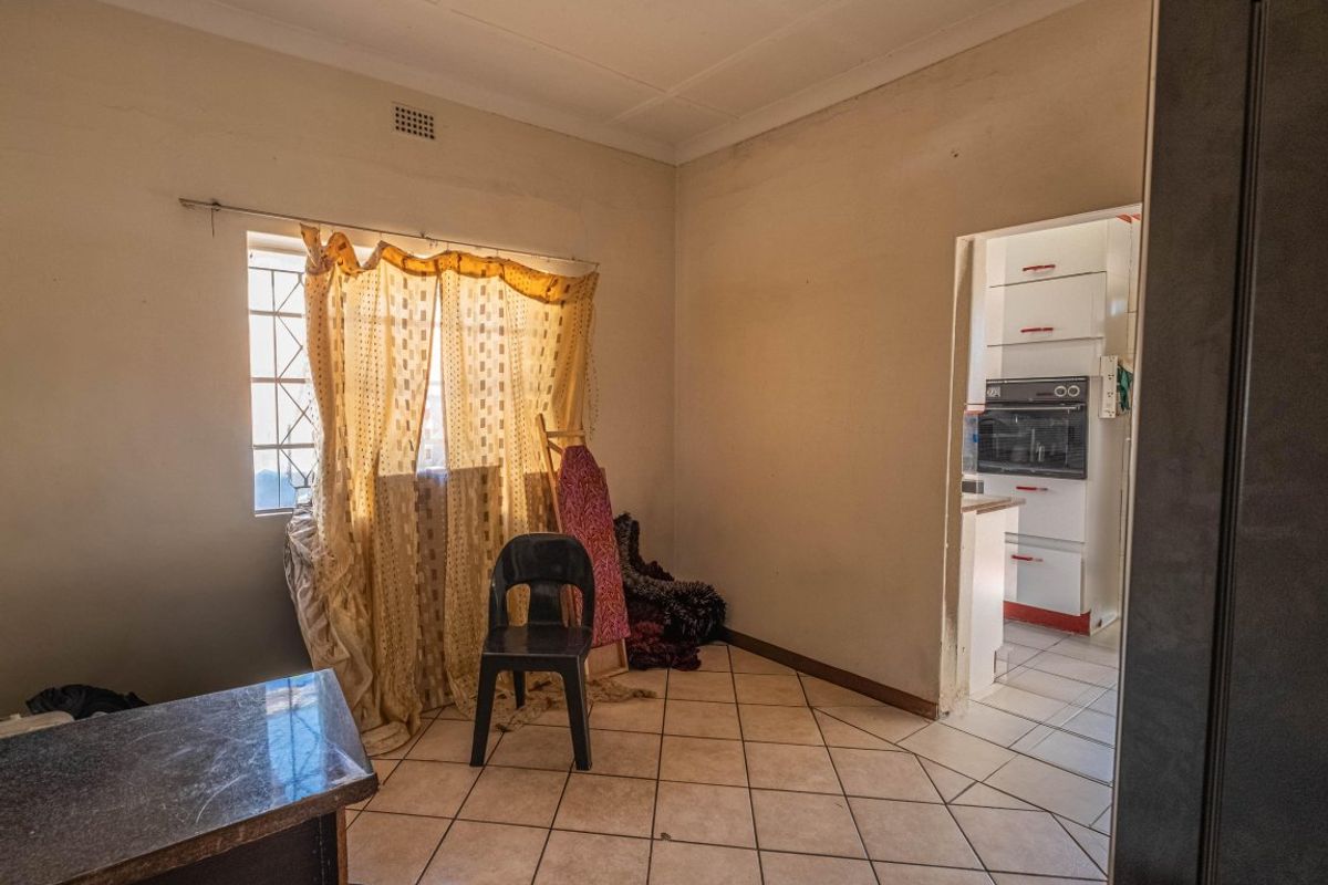 INVESTMENT GEM WITH 2 COTTAGES – SPACE, VALUE & POTENTIAL! - Photo 4