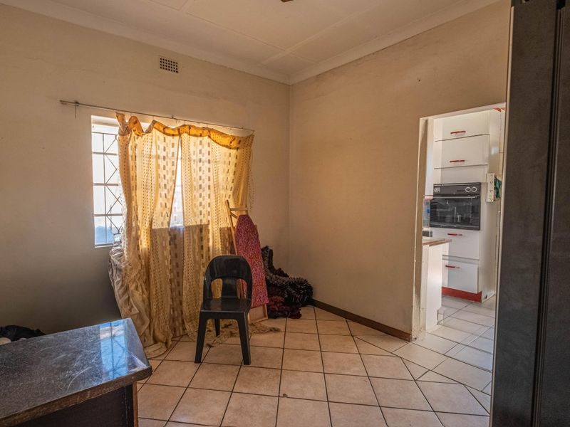 INVESTMENT GEM WITH 2 COTTAGES – SPACE, VALUE & POTENTIAL! - Photo 4