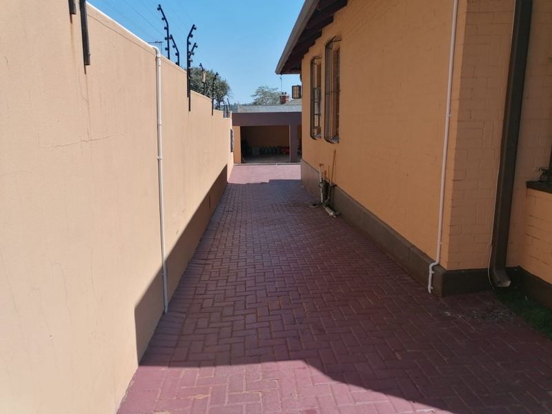 SPACIOUS FAMILY HOME WITH COTTAGES & EXCELLENT ENTERTAINMENT FEATURES! - Photo 2