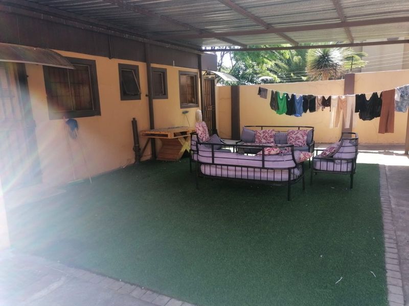 SPACIOUS FAMILY HOME WITH COTTAGES & EXCELLENT ENTERTAINMENT FEATURES! - Photo 10