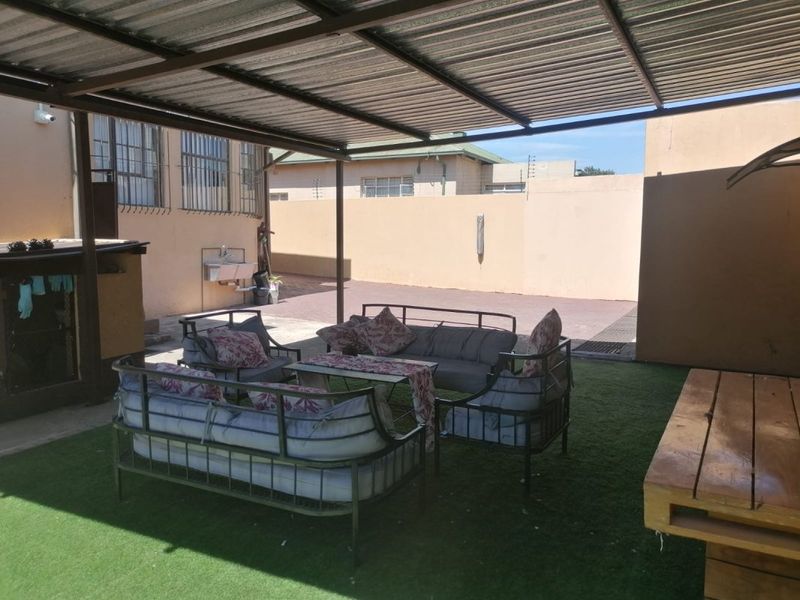 SPACIOUS FAMILY HOME WITH COTTAGES & EXCELLENT ENTERTAINMENT FEATURES! - Photo 9