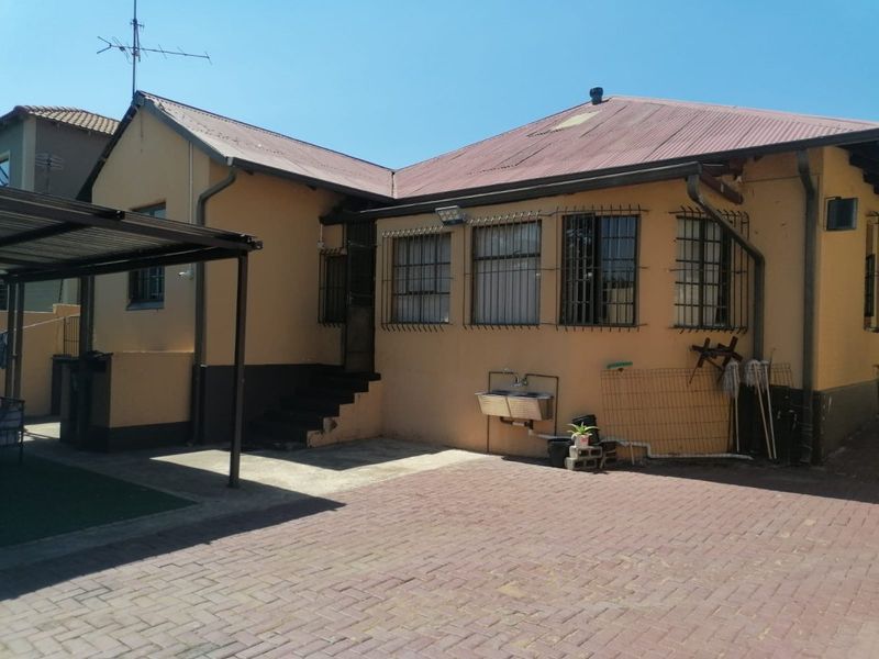 SPACIOUS FAMILY HOME WITH COTTAGES & EXCELLENT ENTERTAINMENT FEATURES! - Photo 1