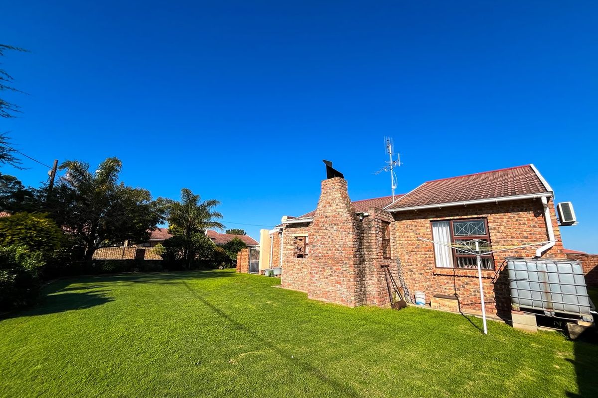 Spacious 3 Bedroom Family Home with Great Entertainment Features - Photo 5