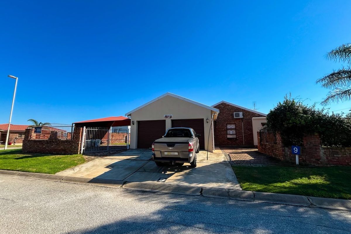 Spacious 3 Bedroom Family Home with Great Entertainment Features - Photo 3