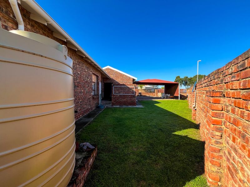 Spacious 3 Bedroom Family Home with Great Entertainment Features - Photo 10