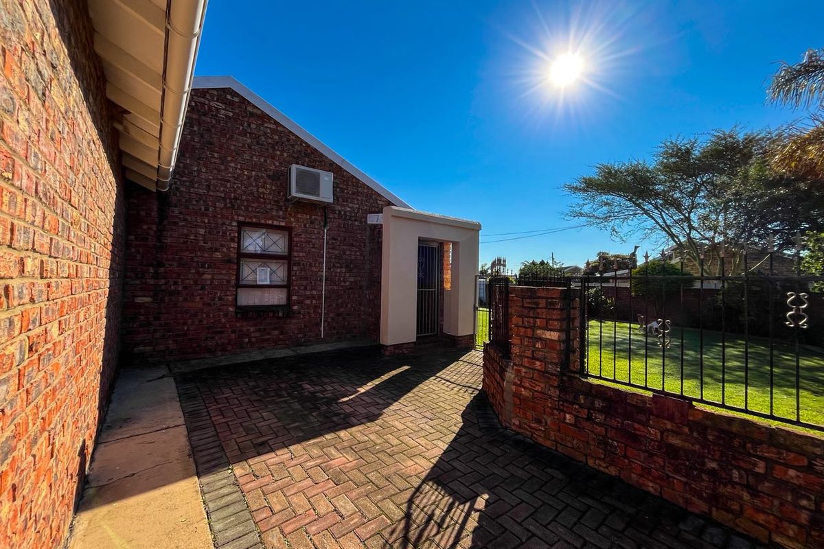 Spacious 3 Bedroom Family Home with Great Entertainment Features - Photo 2