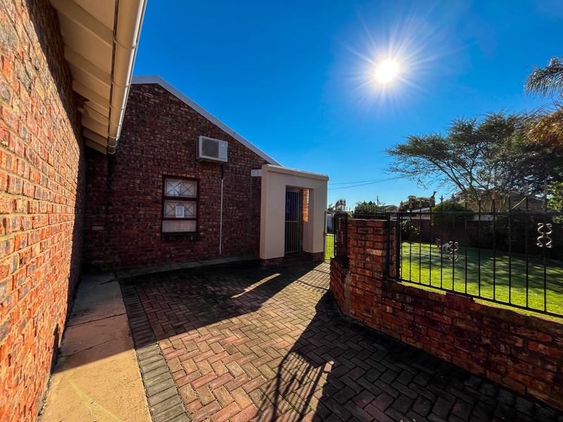 Spacious 3 Bedroom Family Home with Great Entertainment Features - Photo 2