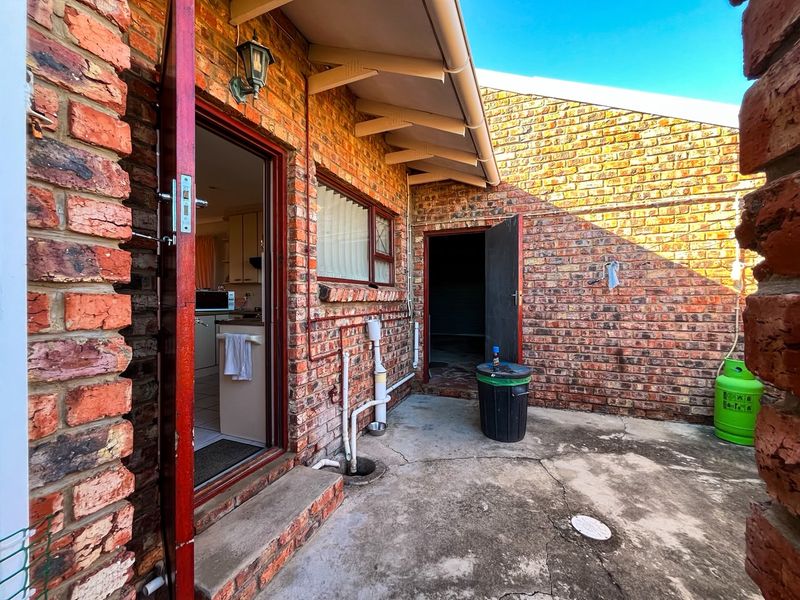 Spacious 3 Bedroom Family Home with Great Entertainment Features - Photo 9