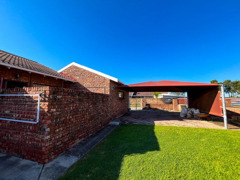 Spacious 3 Bedroom Family Home with Great Entertainment Features - Photo 8