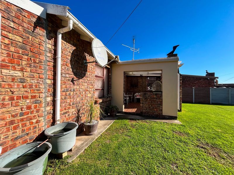 Spacious 3 Bedroom Family Home with Great Entertainment Features - Photo 6