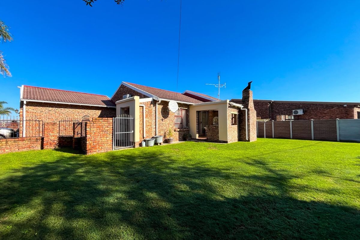 Spacious 3 Bedroom Family Home with Great Entertainment Features - Photo 4