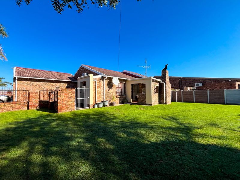 Spacious 3 Bedroom Family Home with Great Entertainment Features - Photo 4