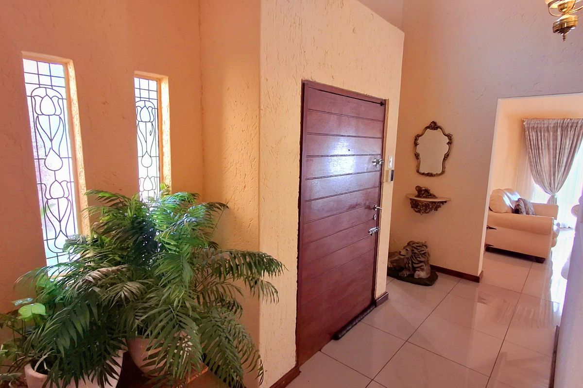 Neat and Well-Maintained Family Home with 3 Bedrooms and 2 Bathrooms - Photo 2