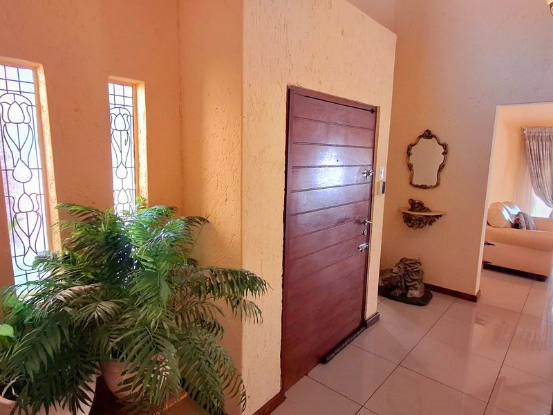 Neat and Well-Maintained Family Home with 3 Bedrooms and 2 Bathrooms - Photo 2