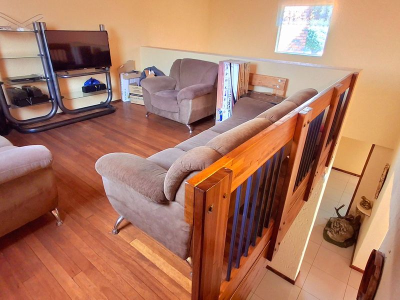 Neat and Well-Maintained Family Home with 3 Bedrooms and 2 Bathrooms - Photo 5