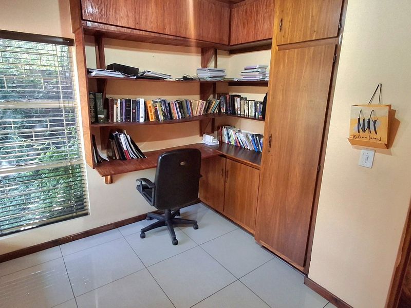Neat and Well-Maintained Family Home with 3 Bedrooms and 2 Bathrooms - Photo 8
