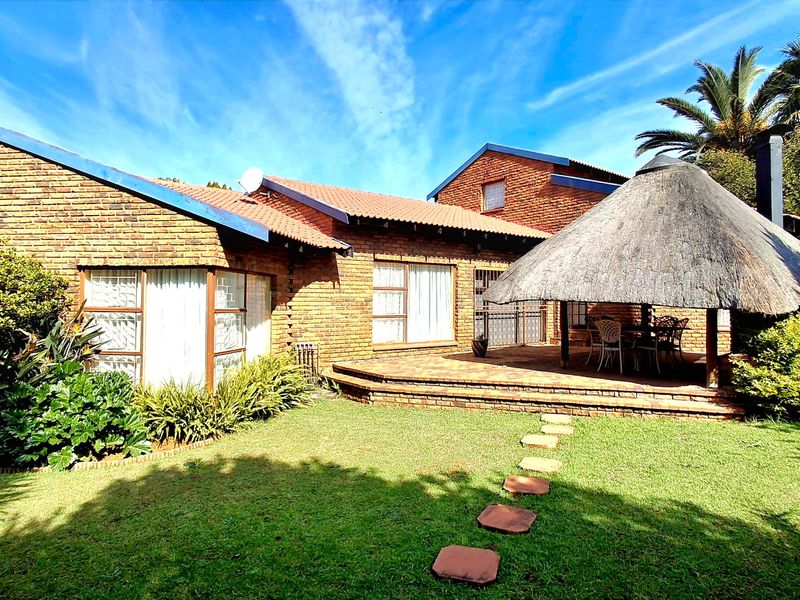 Neat and Well-Maintained Family Home with 3 Bedrooms and 2 Bathrooms - Photo 1