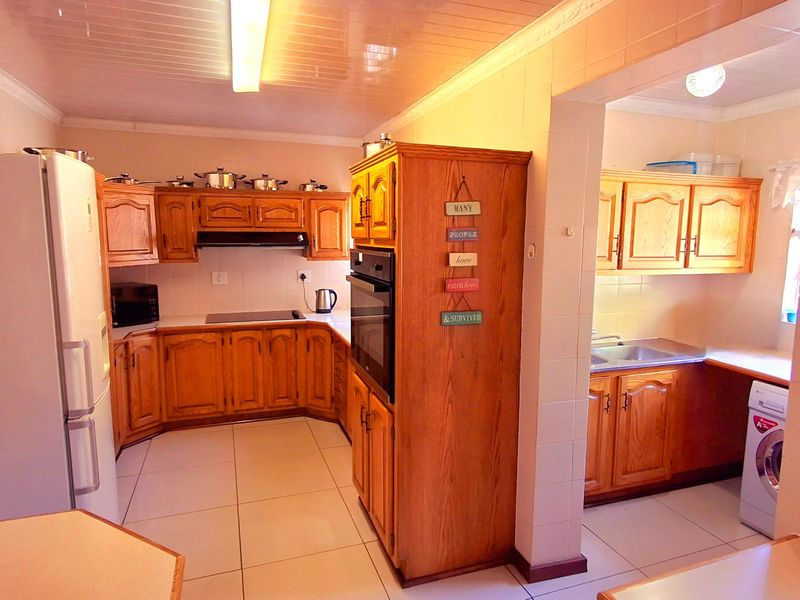 Neat and Well-Maintained Family Home with 3 Bedrooms and 2 Bathrooms - Photo 6