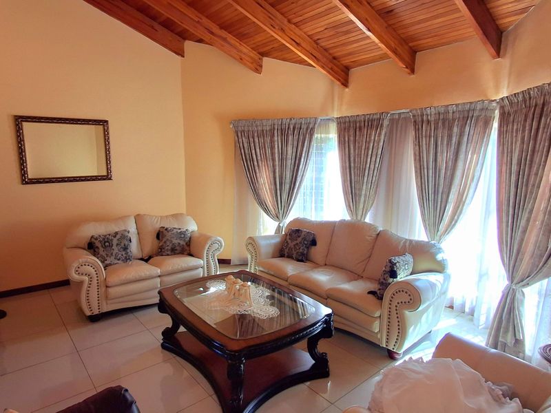 Neat and Well-Maintained Family Home with 3 Bedrooms and 2 Bathrooms - Photo 3