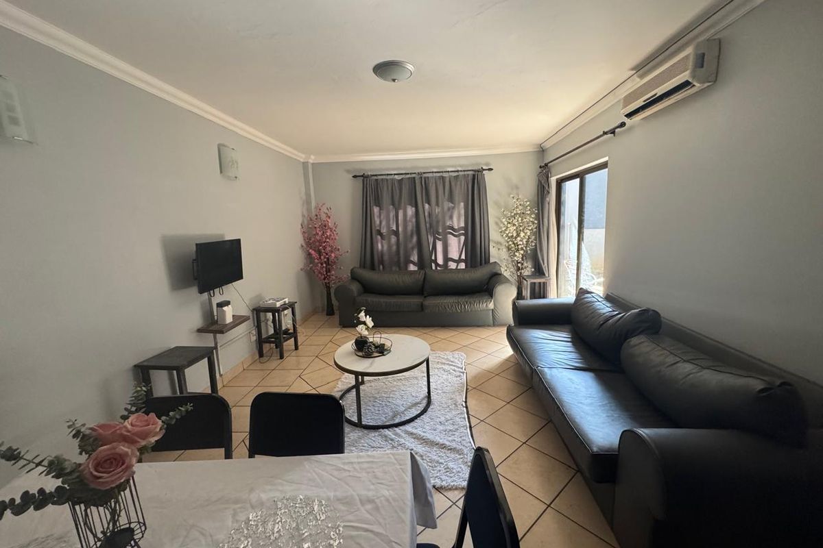 Spacious 3-Bedroom Rental with Private Garden - Photo 3