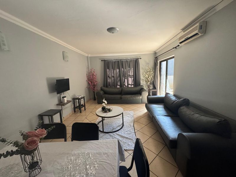 Spacious 3-Bedroom Rental with Private Garden - Photo 3