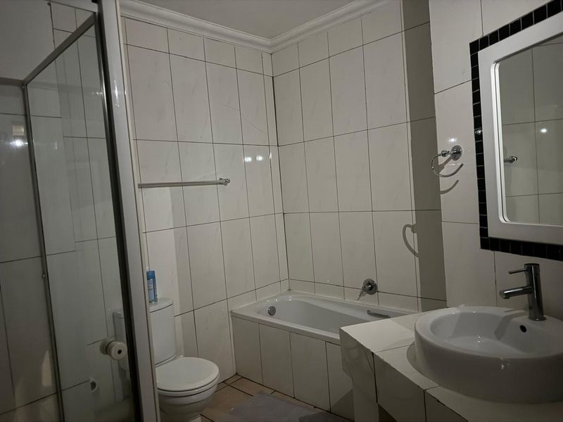 Spacious 3-Bedroom Rental with Private Garden - Photo 10
