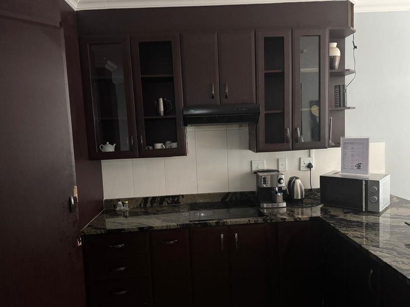 Spacious 3-Bedroom Rental with Private Garden - Photo 8
