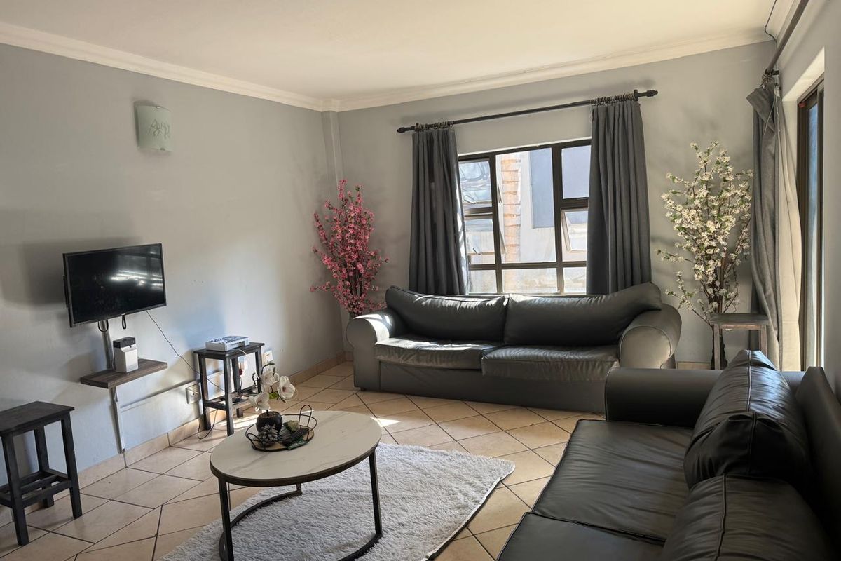 Spacious 3-Bedroom Rental with Private Garden - Photo 2