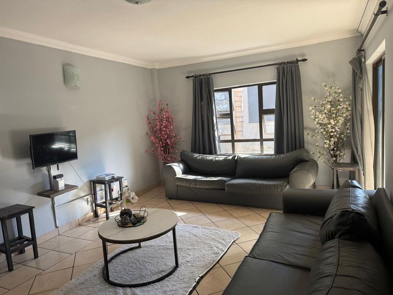 Spacious 3-Bedroom Rental with Private Garden - Photo 2