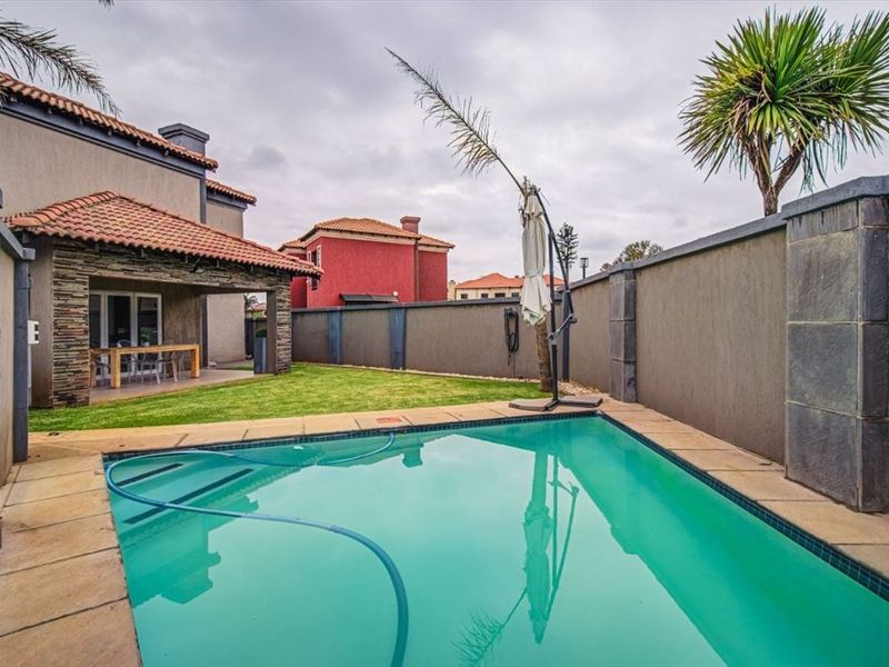 Spacious Family Home with Granny Flat and Pool - Photo 3