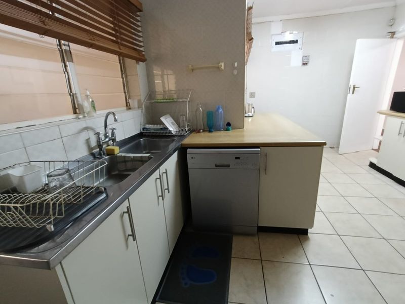 To Let in La Lucia, 3 bedroom pet friendly house with pool. - Photo 9